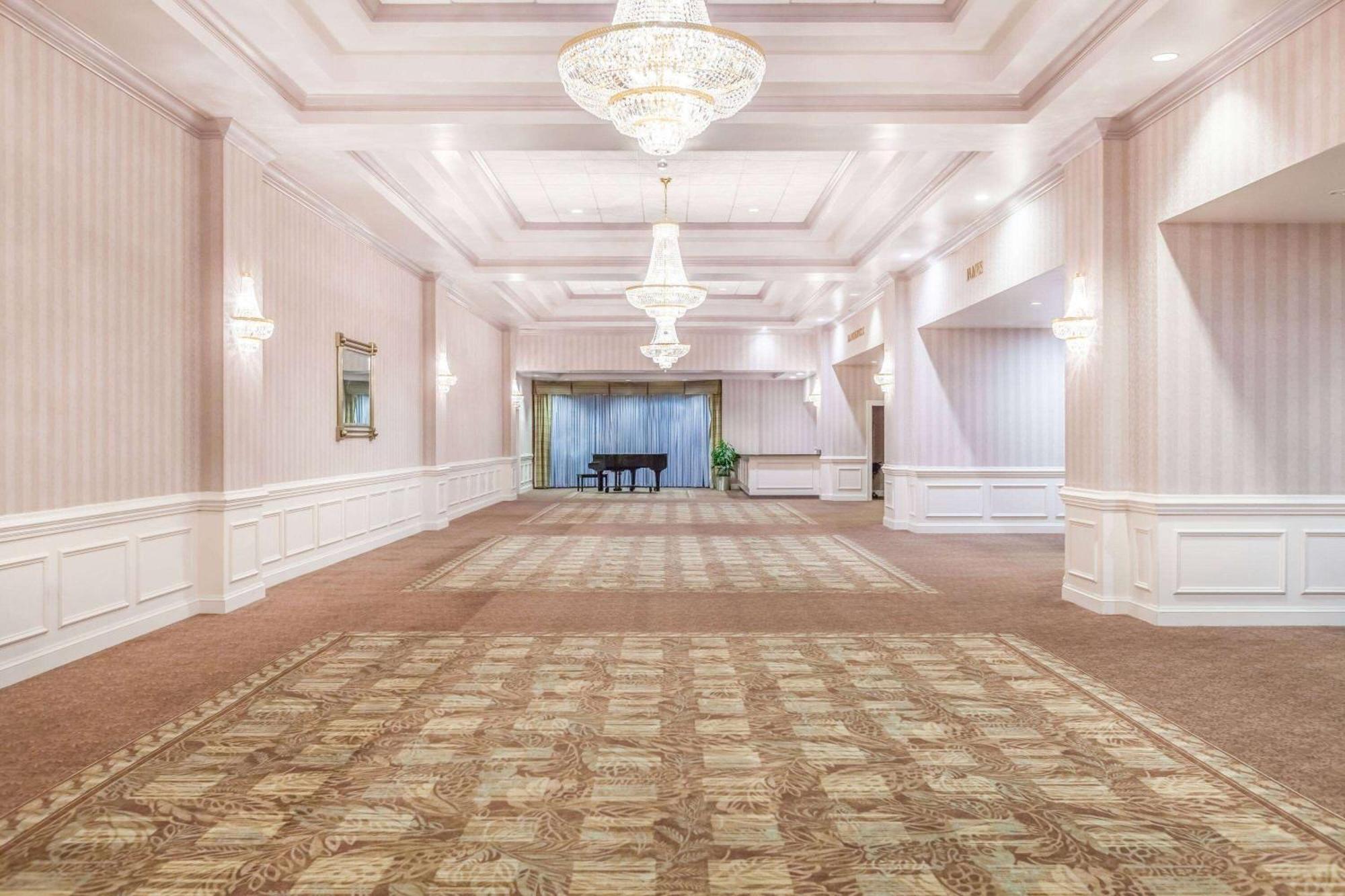 Wyndham Virginia Beach Oceanfront Экстерьер фото